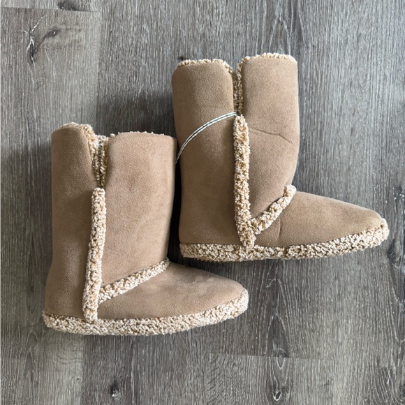 New! Cozy Tan Shearling Boots/Slippers - Picture 4 of 6
